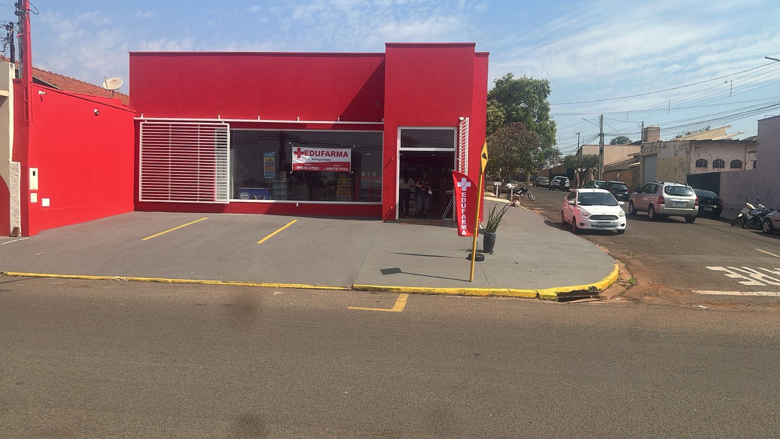 Fachada vermelha da EDUFARMA em Andradina