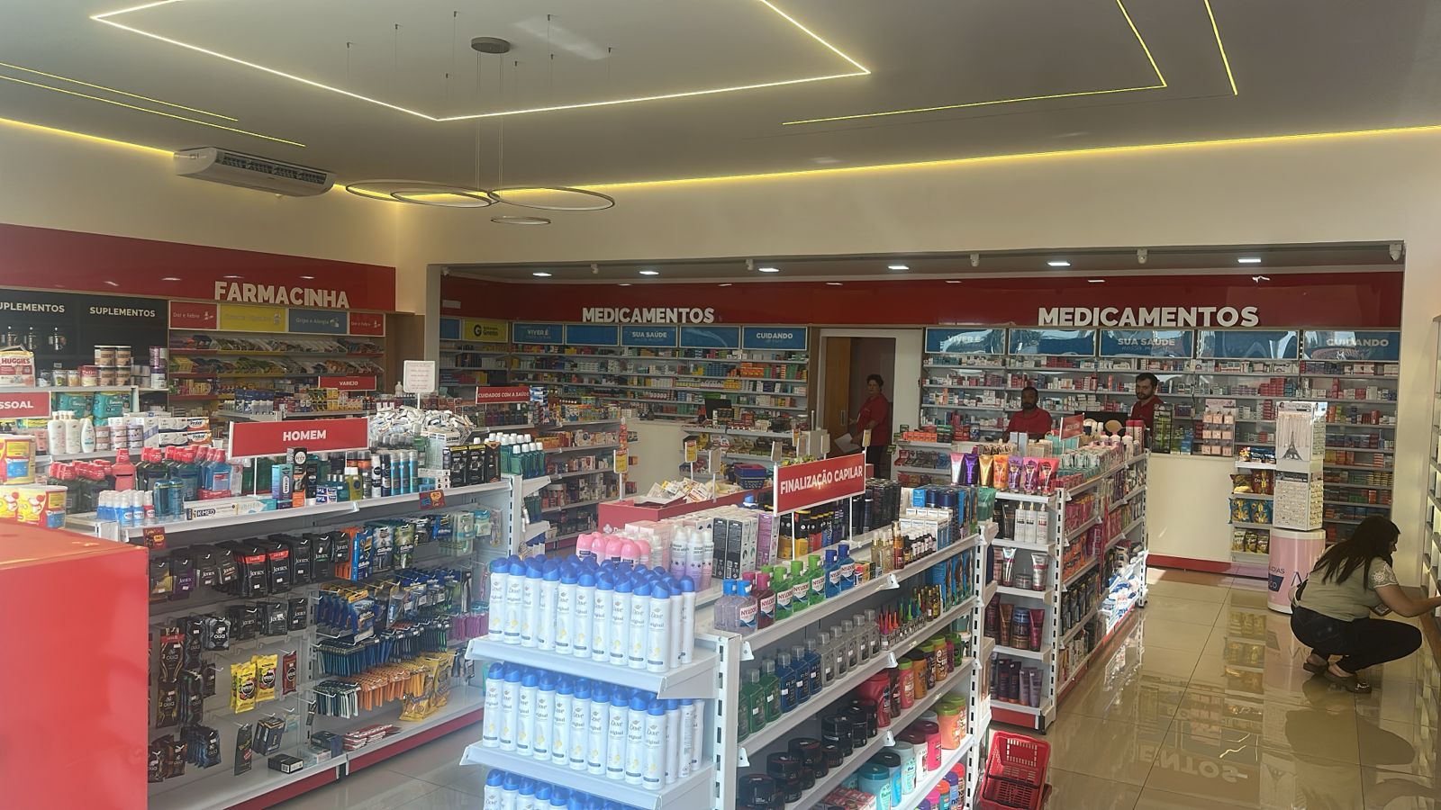 Interior da EDUFARMA com prateleiras de medicamentos